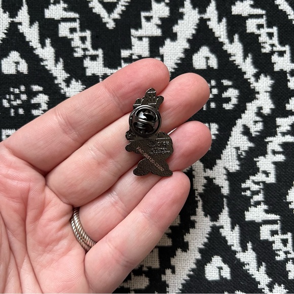 Disney x Loungefly Dapper Day Mystery Blind Box Pin - Daisy Duck - Picture 2 of 2